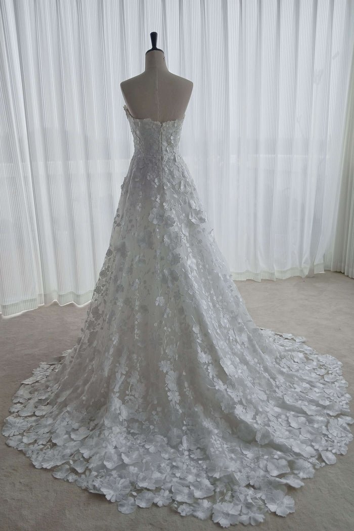 Romantic Floral Lace A-Line Wedding Dress with Long Train - Image 5